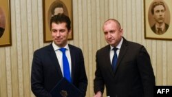 Бугарскиот премиер Кирил Петков и бугарскиот претседател Румен Радев 