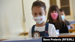 Илустрација - Ученици со заштитни маски на час