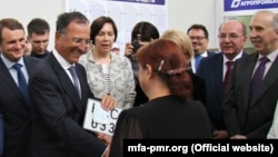 Спецпредставитель ОБСЕ по приднестровскому урегулированию Франко Фраттини (третий слева) вручает первые номера с нейтральным дизайном автовладельцам из Приднестровья 