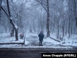 Un parc în Zolote (regiunea Luhansk), la amurg. Orașul a fost capturat de forțele ruse în primăvara anului 2022.