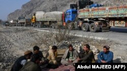 لاری های اموال تجارتی افغانستان که در منطقه سرحدی تورخم متوقف مانده اند.