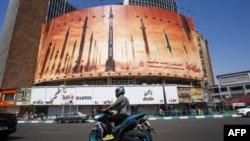 Në një bilbord shfaqen raketat balistike iraniane. Teheran, 19 prill 2024
