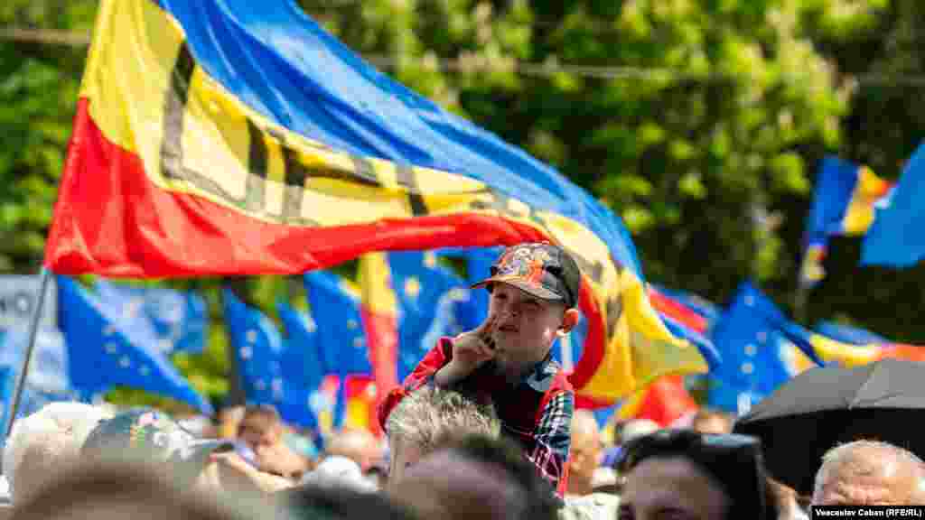 La manifestație s-au alăturat mai multe organizații neguvernamentale dar și formațiuni politice cu viziuni pro-europene, inclusiv unioniste