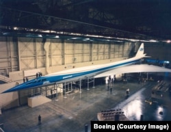 Machetă din lemn a versiunii americane a unui avion de transport supersonic, fotografiată în 1970.
