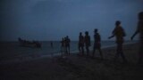 Эфиопские мигранты выстраиваются в очередь, чтобы сесть на небольшую лодку, на которой они планируют добраться до Саудовской Аравии, 15 июля 2019 года