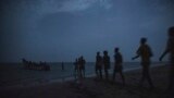 Эфиопские мигранты выстраиваются в очередь, чтобы сесть на небольшую лодку, на которой они планируют добраться до Саудовской Аравии, 15 июля 2019 года