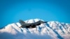 Një avion luftarak amerikan F-16 duke fluturuar mbi Bosnjë e Hercegovinë gjatë një stërvitjeje 