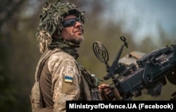 Боец Вооруженных Сил Украины с пулеметом. Фотография Минобороны Украины