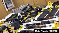 Disa prej armëve të konfiskuara në veri të Kosovës.