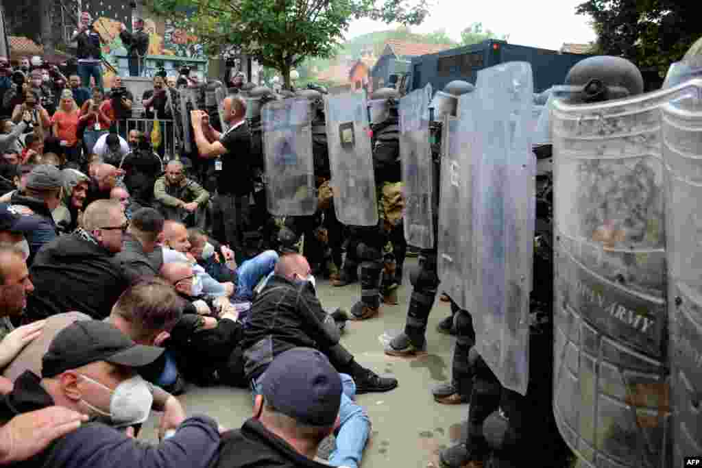 Înfruntare între sârbii din Kosovo și poliția antirevoltă în fața sediului municipalității din Zvecan, la 29 mai. Protestatarii s-au adunat pentru a cere înlăturarea primarilor de etnie albaneză aleși recent. &nbsp;