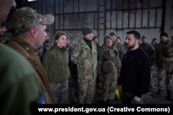 Președintele Volodimir Zelenski discută cu soldații ucraineni în apropiere de Bahmut, pe 22 martie.