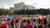 Paradele LGBT din România atrag an de an tot mai mulți participanți. În același timp, țara coboară în clasamentele de specialitate, pentru că politicienii nu vor să adopte legislație corespunzătoare. 