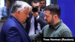 Prim-ministrul Ungariei, Viktor Orban, și președintele Ucrainei, Volodimir Zelenski, în timpul summitului liderilor UE de la Bruxelles, 27 iunie 2024.