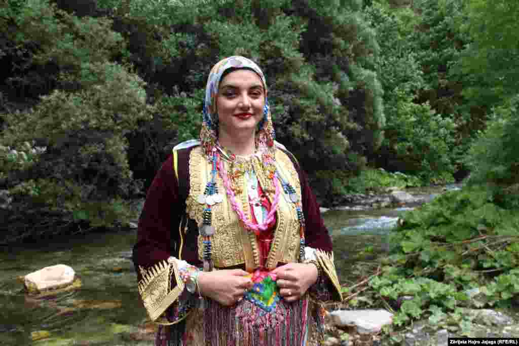 Sarah Kadriu e veshur me veshjen e Lumës. “Këtë thesar që e kemi trashëguar me shekuj nga nënat, gjyshet dhe stërgjyshet nuk duam ta mbajmë të fshehur në arkë, prandaj organizojmë ‘Takimet e Lumës së Epërme’ për t’u njohur me të gjenerata e reja dhe të krenohen të gjithë shqiptarët”, thotë Kadriu, një nga organizatoret e manifestimit.