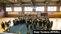 Граѓани на Северна Митровица потпишуваат петиција за разрешување на градоначалникот на оваа општина, 17 јануари 2024 година