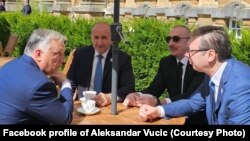 От ляво надясно: премиерът на Унгария Виктор Орбан, президентът на България Румен Радев, президентът на Азербайджан Илхам Алиев, президентът на Сърбия Александър Вучич. Четиримата общуваха в двореца „Бленъм“ близо до Оксфорд по време на европейската среща на върха на 18 юли 2024.