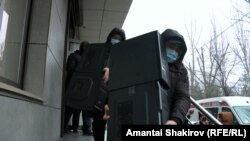 УКМКнын кызматкерлери 24.kg агенттигине тиешелүү жабдууларды алып кетип жатат. 2024-жылдын 15-январы.