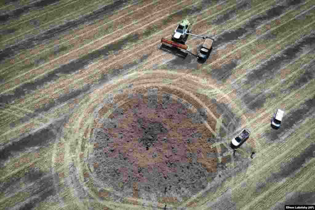 Fermierii recoltează în jurul unui crater făcut de o rachetă rusească. Odată cu blocarea porturilor ucrainene, marile pericole pentru agricultori sunt terenurile minate sau munițiile neexplodate de pe câmpuri. De asemenea, mulți dintre ucrainenii care ar fi putut lucra pământul se duc pe front, astfel că forța de muncă s-a redus drastic și mulți fermierii ucraineni se luptă să-și ofere produsele celor din țările în curs de dezvoltare care se luptă cu foamea.