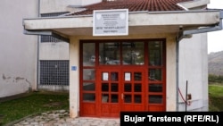 Hyrja e SHFMU "Shtjefën Gjeçovi", ku mësimet sipas sistemit të Kosovës i ndjekin nxënësit shqiptarë e turq.