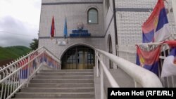 Ndërtesa e Komunës së Zubin Potokut. Kryetari i ri i kësaj komune, Izmir Zeqiri, nuk do ta bëjë betimin në ndërtesën e komunës, por në zyrat komunale për komunitete në fshatin Çabër. 