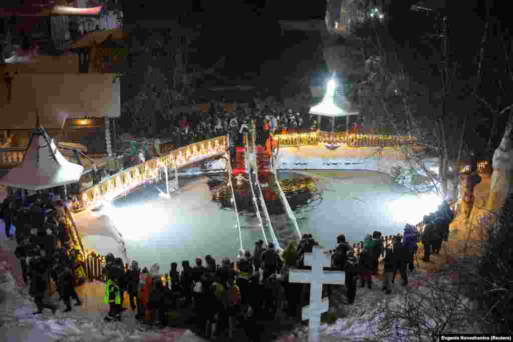 Credincioșii iau parte la sărbătoarea de la Moscova. Boboteaza este marcată frecvent printr-o scufundare ritualică în apă care simbolizează botezul lui Hristos în râul Iordan. (foto REUTERS/Evgenia Novozhenina)