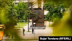 Memoriali Heroinat në qendër të Prishtinës kushtuar grave, të cilat gjatë luftës në Kosovë kanë qenë viktima të dhunës seksuale.