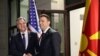 Antony Blinken (stânga), întâmpinat miercuri de ministrul de Externe al Macedoniei de Nord, Bujar Osmani, la o cină informală cu șefii de delegații înaintea Consiliului Ministerial OSCE (29.11.2023).