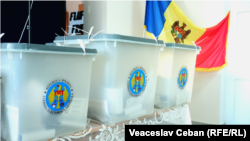 Urnele dintr-o secție de votare de la alegerile locale din 2023.