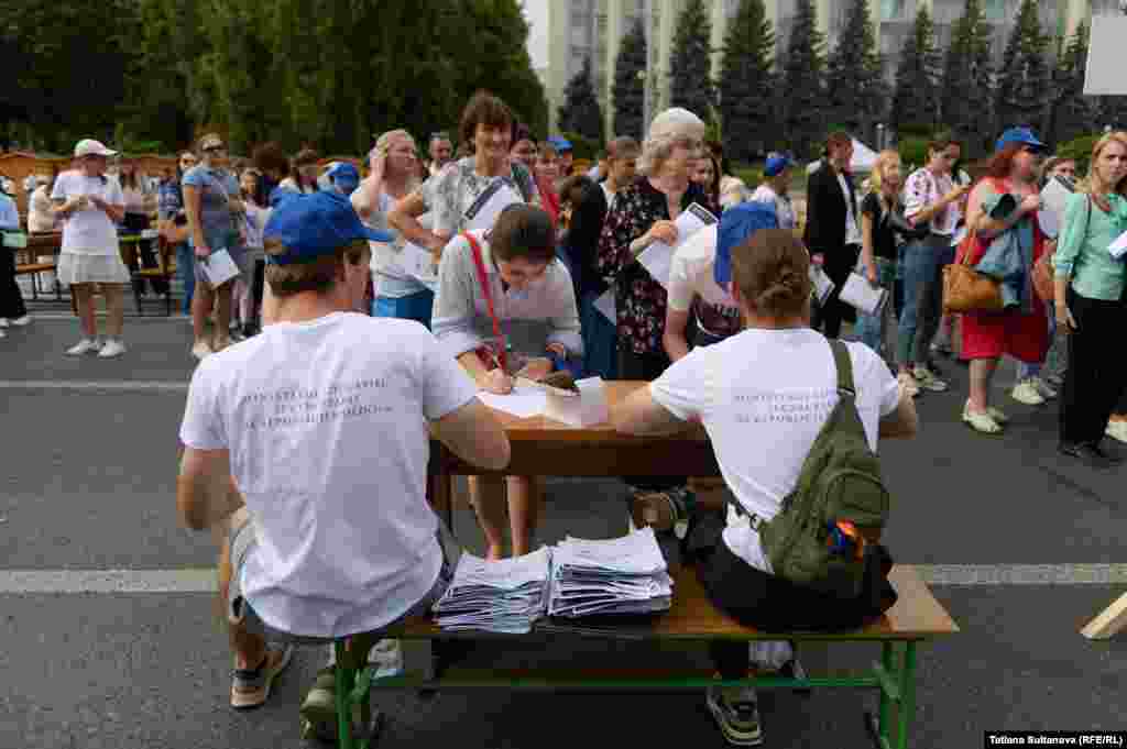 Coadă pentru predarea lucrărilor. Dictările vor fi verificate pe parcursul lunii septembrie de o comisie specială, iar cei mai buni participanți vor fi premiați în cadrul unui eveniment public. Printre premii sunt abonamente la sport la Arena Chișinău, cărți, bilete la Teatrul „Luceafărul” și un set de accesorii de la operator mobil.