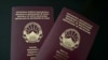 Pasaporta e re me emrin Republika e Maqedonisë së Veriut dhe ajo e vjetër me emrin Republika e Maqedonisë.
