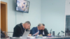 Dodon discută cu avocatul său, în timp ce procurorii prezintă în instanță înregistrări video ale întrevederii sale cu Vladimir Plahotniuc. 