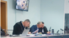 Экс-президент Додон общается с адвокатами пока на экране транслируют кадры его встречи с Плахотнюком.