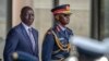 Presidenti i Kenias, William Ruto (majtas) me shefin e forcave mbrojtëse të Kenias, Francis Ogolla. Fotografi e vitit 2024. 