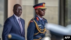 Presidenti i Kenias, William Ruto (majtas) me shefin e forcave mbrojtëse të Kenias, Francis Ogolla. Fotografi e vitit 2024. 