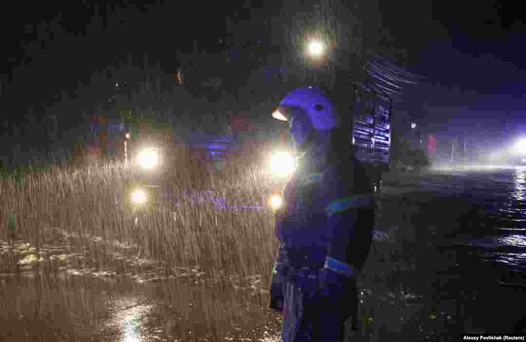 Salvatorii iau parte la o evacuare de urgență a locuitorilor din Evpatoria în timpul ploilor abundente. „S-a înregistrat o victimă, potrivit informațiilor preliminare, în satul Morske, din apropiere de Sudak. Un bărbat s-a dus să se uite la valuri și, din păcate, a avut o moarte tragică", a declarat Kriucikov într-o emisiune în direct la canalul de televiziune rusesc de stat Rossia-24.