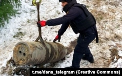 Un fragment dintr-o rachetă hipersonică Kinjal care a lovit Kievul în ianuarie 2024.