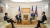 Presidentja e Kosovës, Vjosa Osmani dhe ambasadori i Shteteve të Bashkuara në Prishtinë, Jeffrey Hovenier, gjatë një takimi në presidencë, Prishtinë, 2 nëntor 2023.