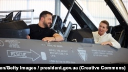Preşedintele ucrainean Volodimir Zelenski şi premierul Danemarcei, Mette Frederiksen, într-un avion F-16, cu ocazia vizitei de duminică a liderului de la Kiev la baza aeriană Skrydstrup din Danemarca. 