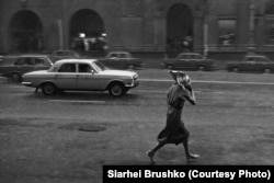 O femeie traversează Piața Octombrie, Minsk, 1988.