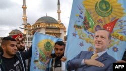 Поддржувачи на турскиот претседател Реџеп Таип Ердоган слават на плоштадот Таксим во Истанбул, на денот на вториот круг од претседателските избори во Истанбул, на 28 мај 2023 година.