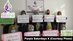 شماری از زنان معترض عضو جنبش شبنه های ارغوانی در افغانستان