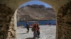 Afgani vizitând parcul național Band-e Amir din Bamiyan la începutul acestei luni.