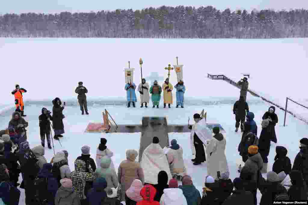 Un preot binecuvântează apa în orașul Sertolovo din regiunea Leningrad din Rusia. (foto REUTERS/Anton Vaganov)