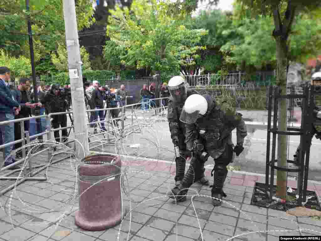 Vojnici Kfora ispred zgrade Opštine trećeg dana protesta Srba u mestu Zvečan, severno Kosovo, 31.maj 2023.