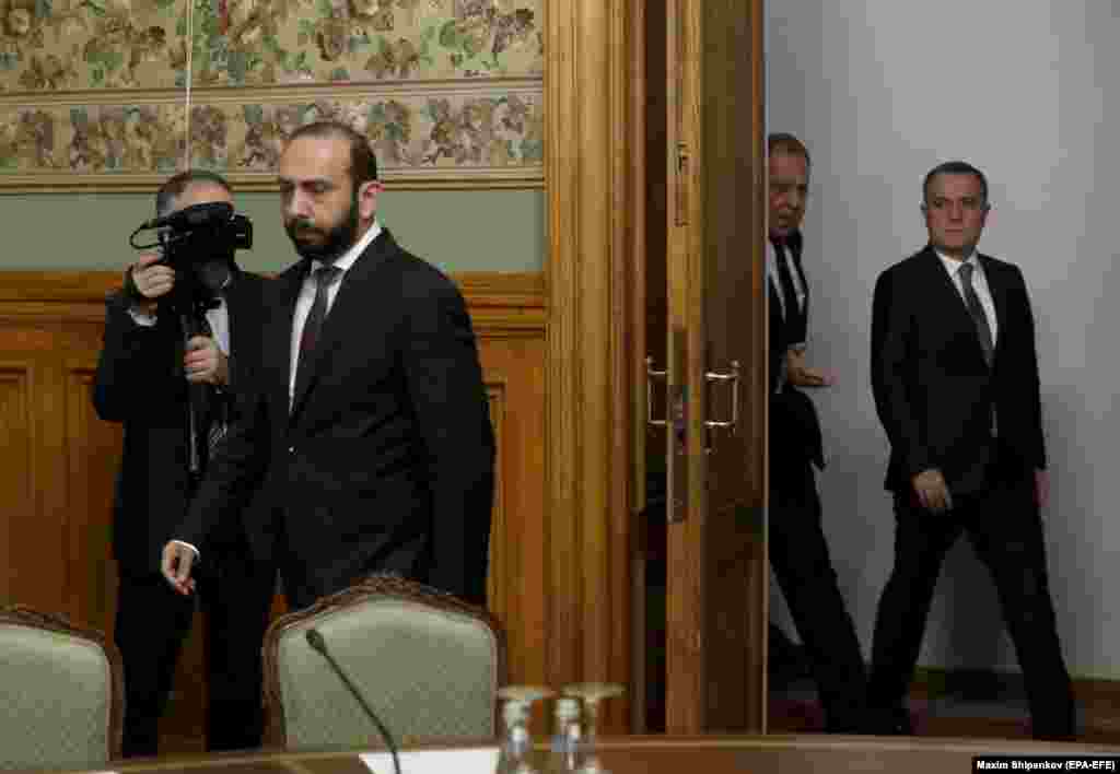 Министрите за надворешни работи на Ерменија, Русија и Азербејџан, Арарат Мирзојан (лево), Сергеј Лавров и Џејхун Бајрамов (десно), се состанаа во Москва на 25 јули. За време на оваа средба на 25 јули, Москва ја повика Ерменија да ја прифати азербејџанската власт над регионот Нагорно-Карабах. 
