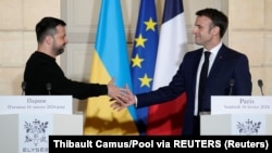 Раніше видання Politico повідомило, що Володимир Зеленський має намір взяти участь в урочистостях з нагоди 80-річчя висадки союзників у Нормандії у Франції,