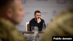 Președintele Volodimir Zelesnki în timpul vizitei de joi din Harkov, când a admis gravitatea situației de la granița de est a Ucrainei, dar a spus că „situația este, în general, sub control”.