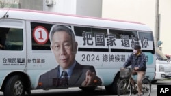 Një autobus me posterin e kandidatit presidencial nga TTP-ja, Ko Wen-je. Tajvan, 4 janar 2024. 
