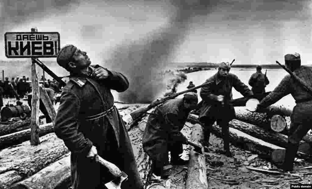 Ushtarët sovjetikë duke u përgatitur të kalojnë lumin Dnjepër në vitin 1943. Tabela në të majtë thotë: &quot;Për në Kiev!&quot; Pas humbjes së Ushtrisë së Kuqe të forcave të udhëhequra nga gjermanët në Stalingrad, vala e përparimit nazist në të gjithë Bashkimin Sovjetik u kthye. Luftimet u kthyen përsëri në territorin e Ukrainës së sotme, ndërsa Ushtria e Kuqe Sovjetike u shty drejt perëndimit.