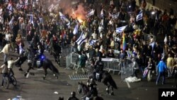 Демонстрантите се судрија со полицијата за време на протест против судските реформи на израелската влада во Тел Авив, Израел на 27 март 2023 година.